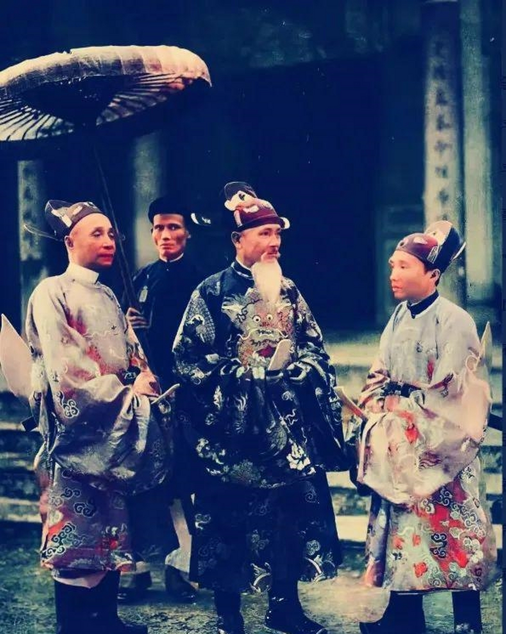 这是晚清越南官员的服饰.看起来很像明朝的官服,很有穿越的感觉.