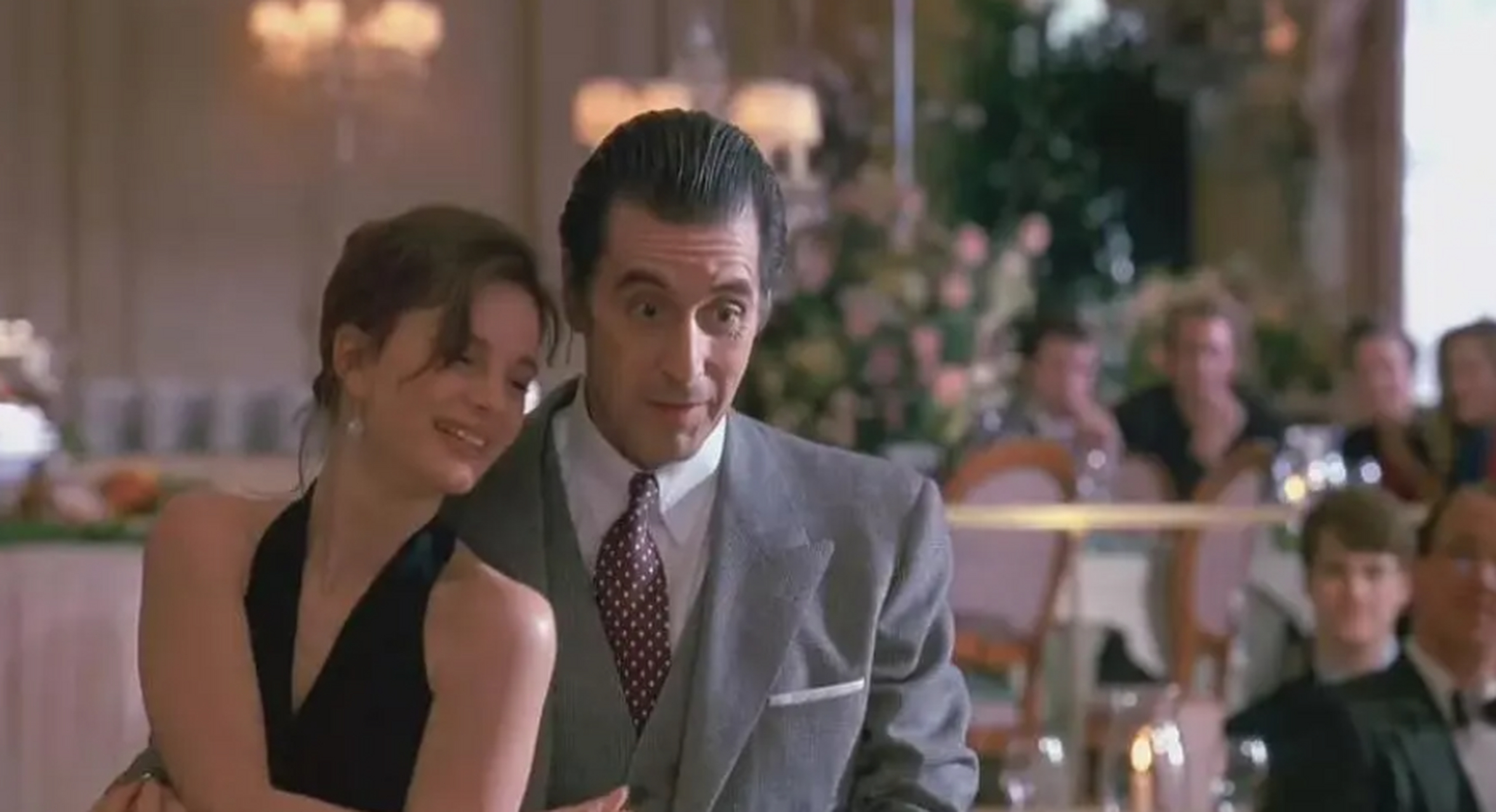 《闻香识女人》是一部翻拍自1974年迪诺·莱希电影《女人香》的经典