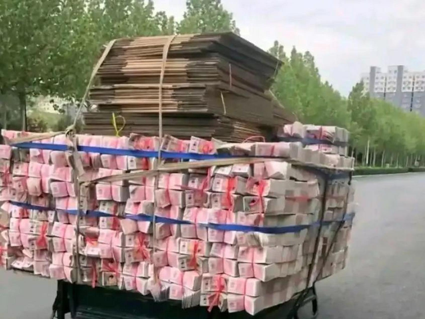 今天收了一车的废品,够了. #搞笑趣味图