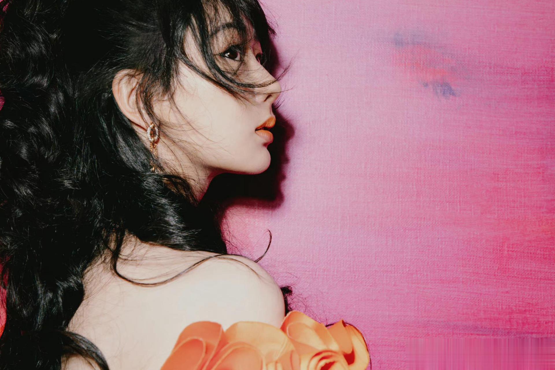 杨紫半扎大波浪  杨紫时尚芭莎年度派对造型图,橘色一字肩长裙 半扎大