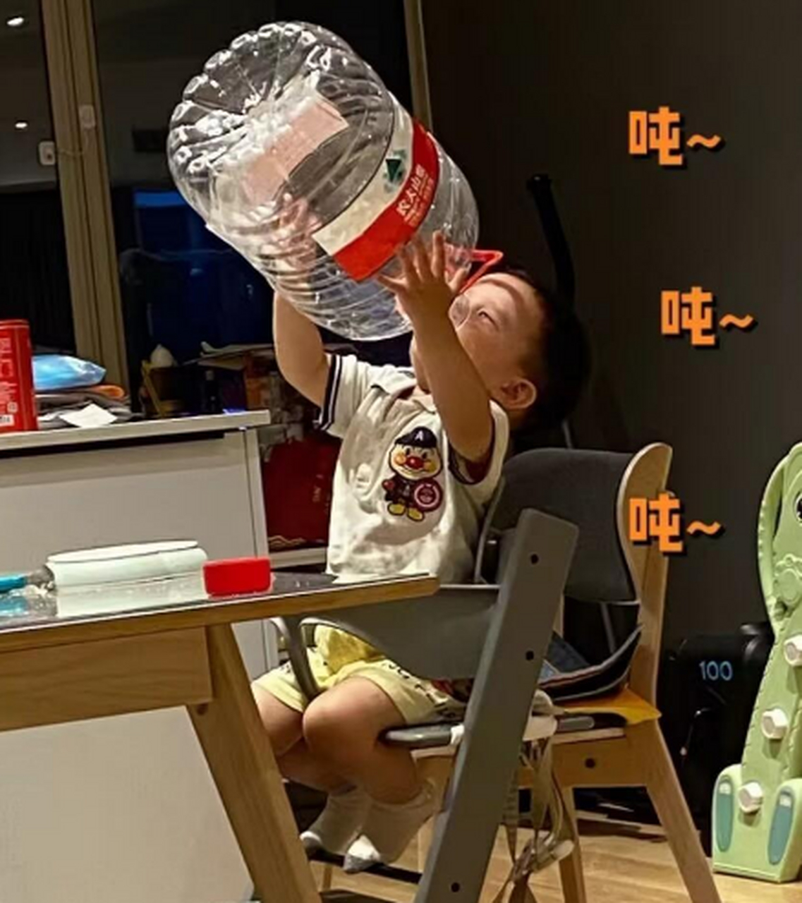 老父亲:是男人就要用大桶喝水,这样才有男子气概!