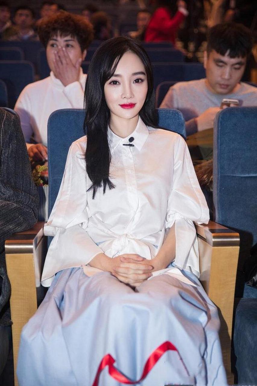 李小璐难得高调,穿白衬衫搭配蓝色半身裙简约大气,清纯又减龄