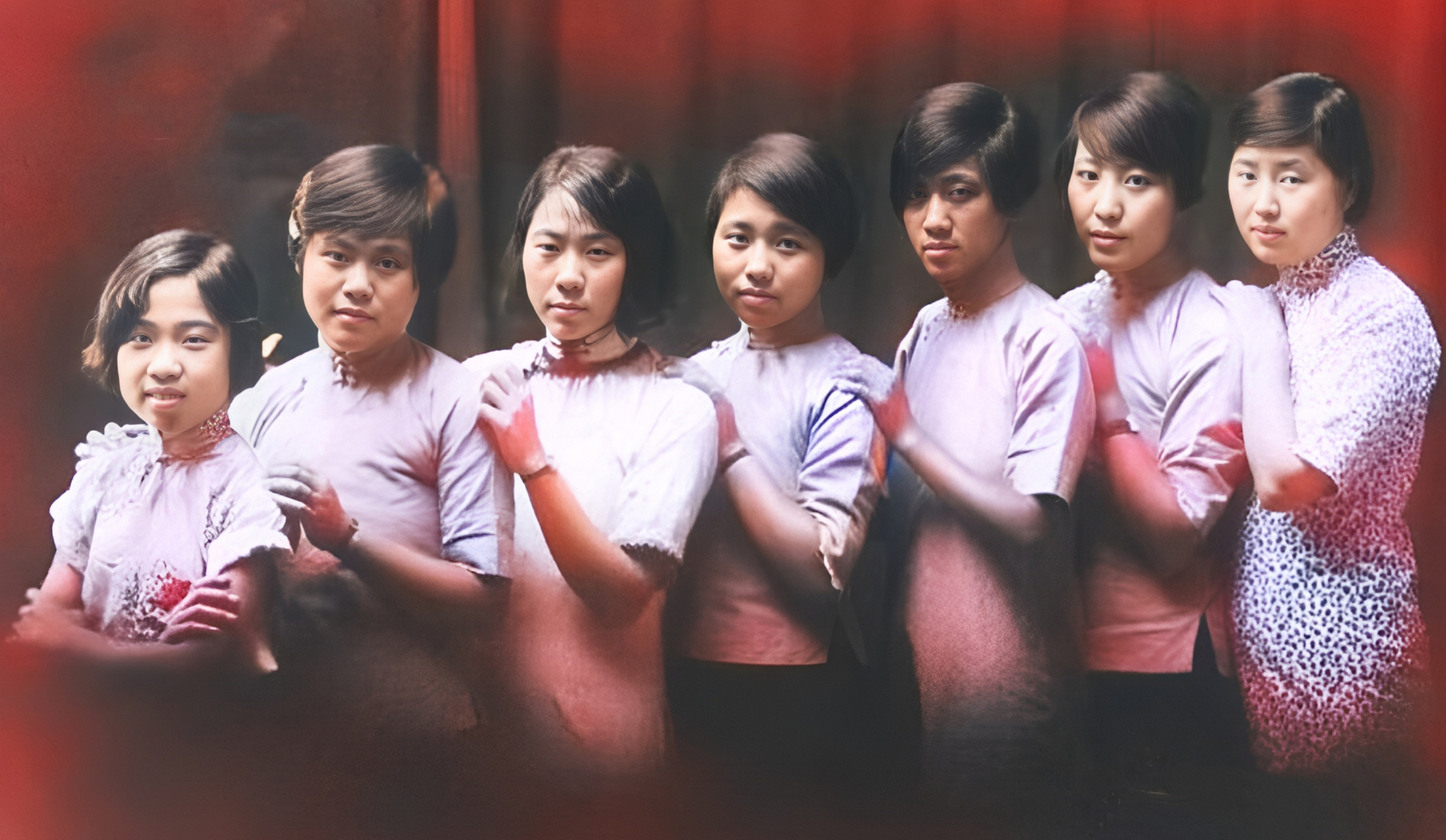 她们留着同样的干练的短发发型,有的穿着半袖斜襟小褂,有的穿着半袖