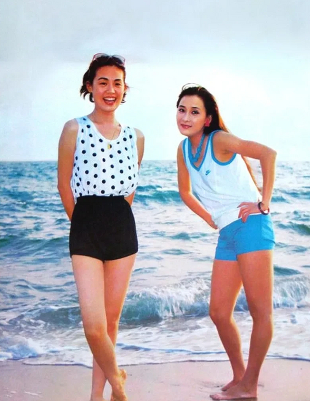 1982年,河北秦皇岛,20岁的法国女孩丛珊(中)和她的朋友在海边冲浪.