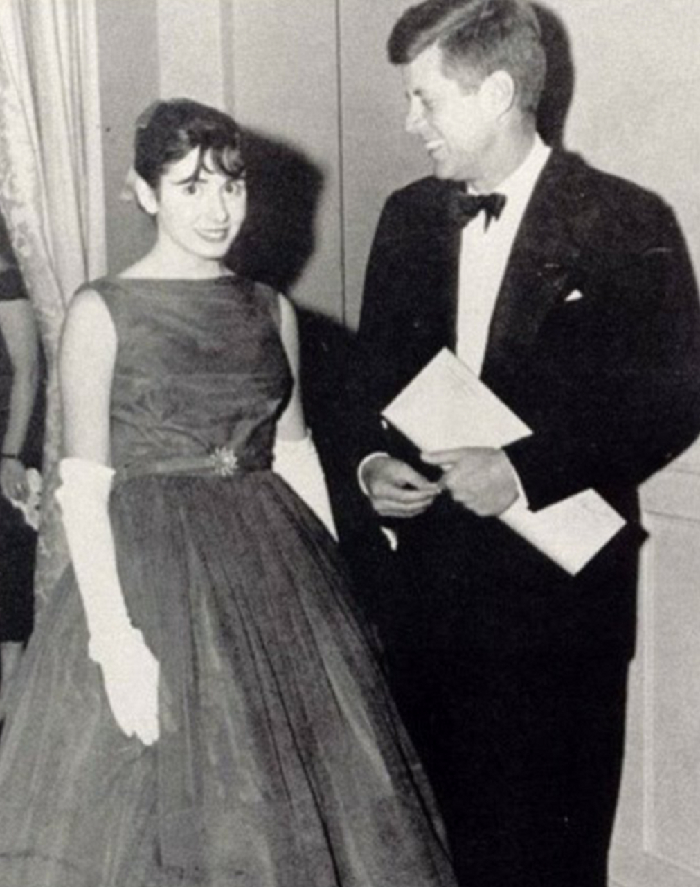 1960年,华盛顿大学法学大三学生南希·佩洛西,站在美国第35届总统