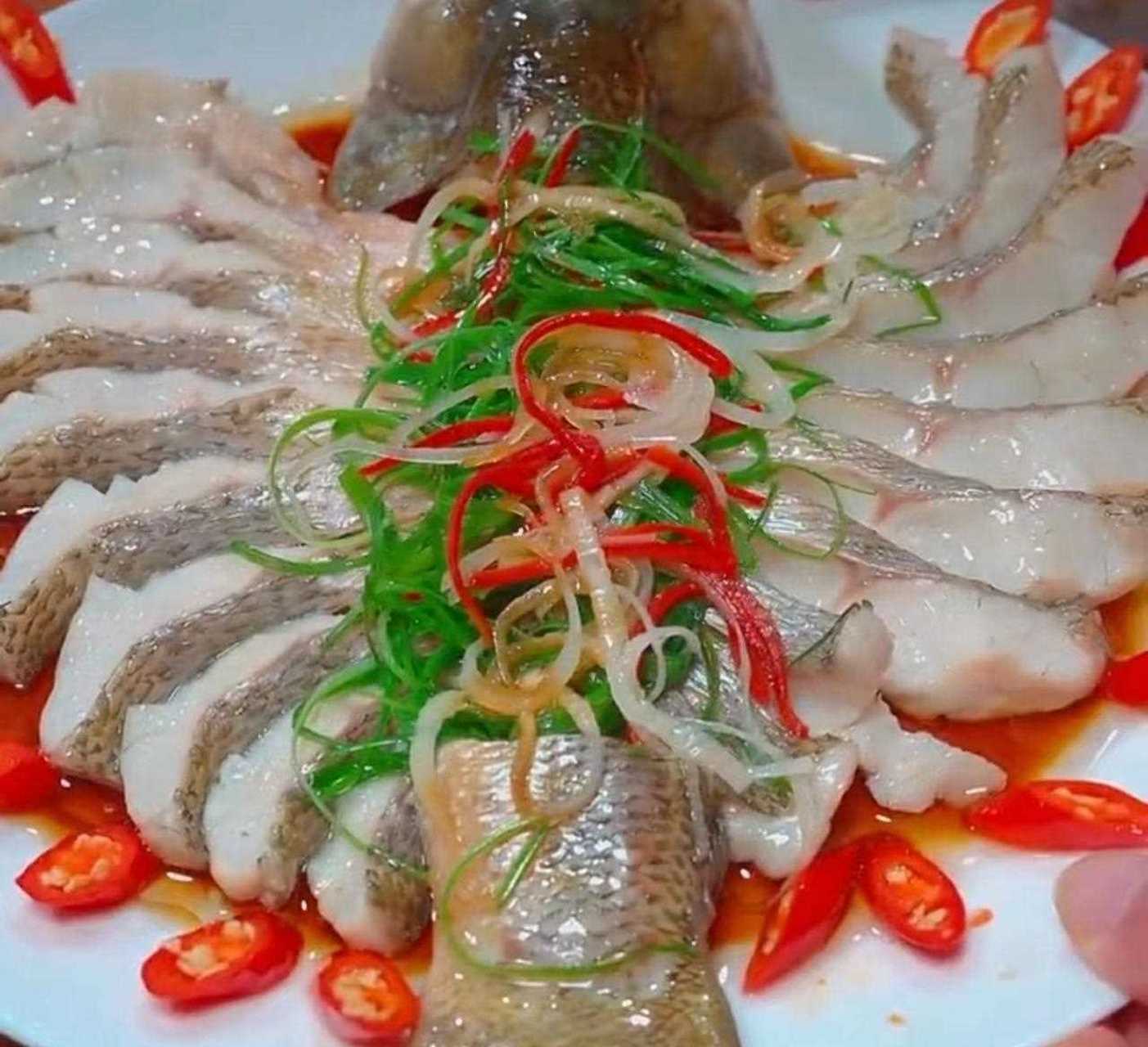 清蒸鲈鱼的家常做法,鱼肉细嫩鲜香,好吃无腥味,一上桌就光盘!