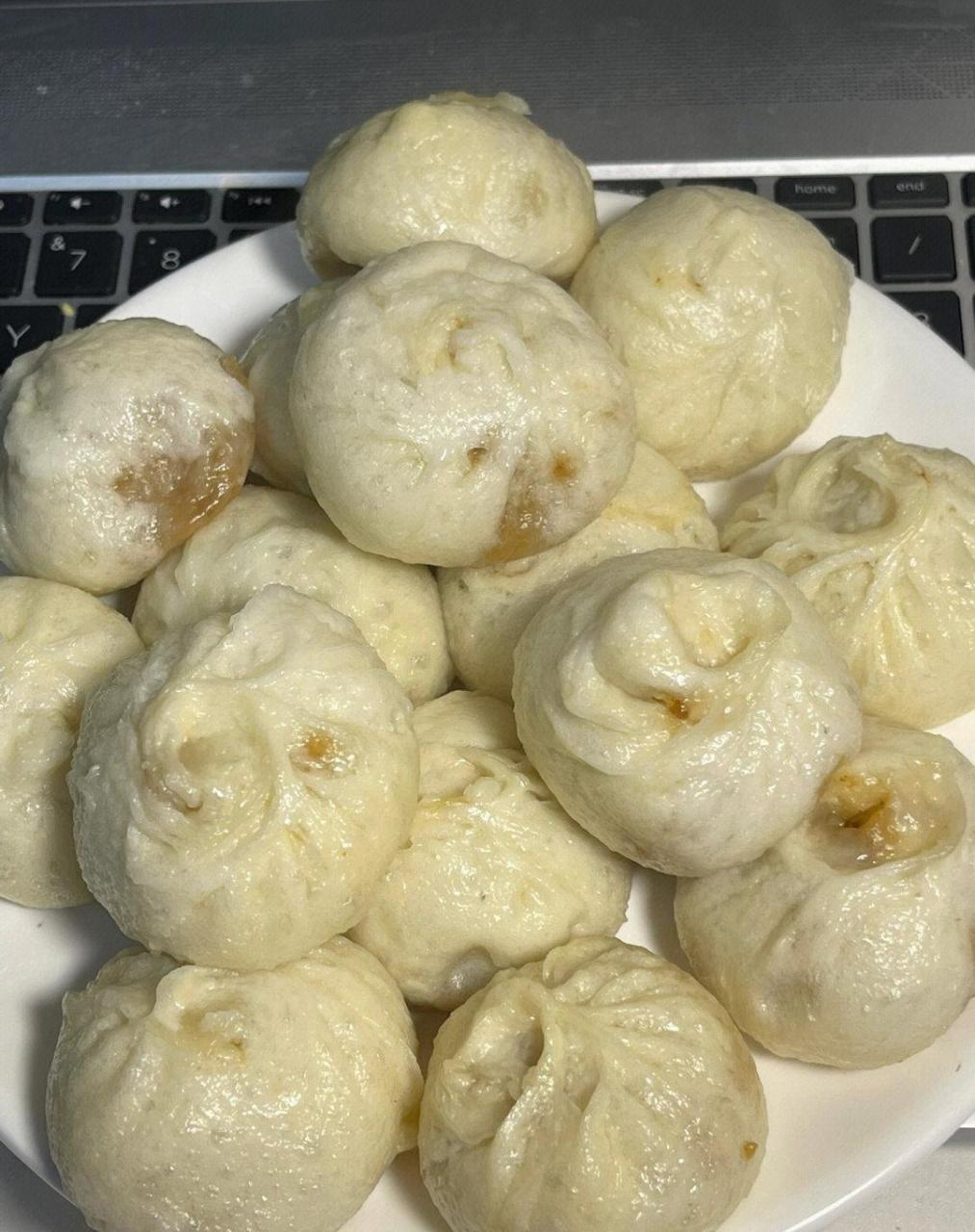 好喜欢这种油滋滋的小笼包!