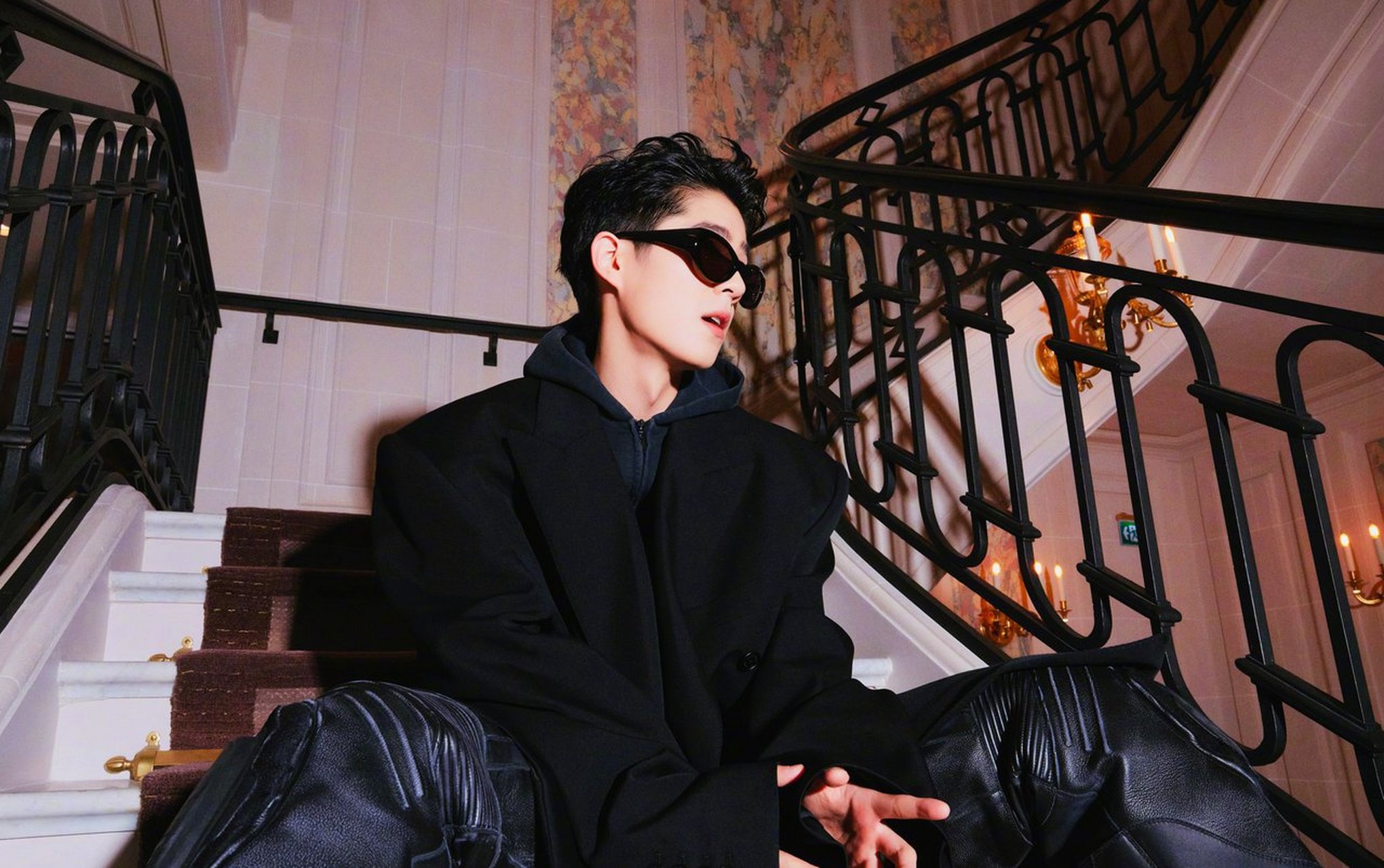 刘昊然巴黎时装周看秀造型来了,廓形西装勾勒锋利线条,以机车越野鞋为