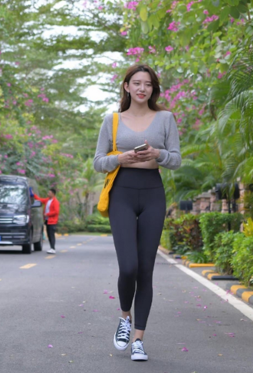 瑜伽裤小姐姐,蹲姿有点霸气!