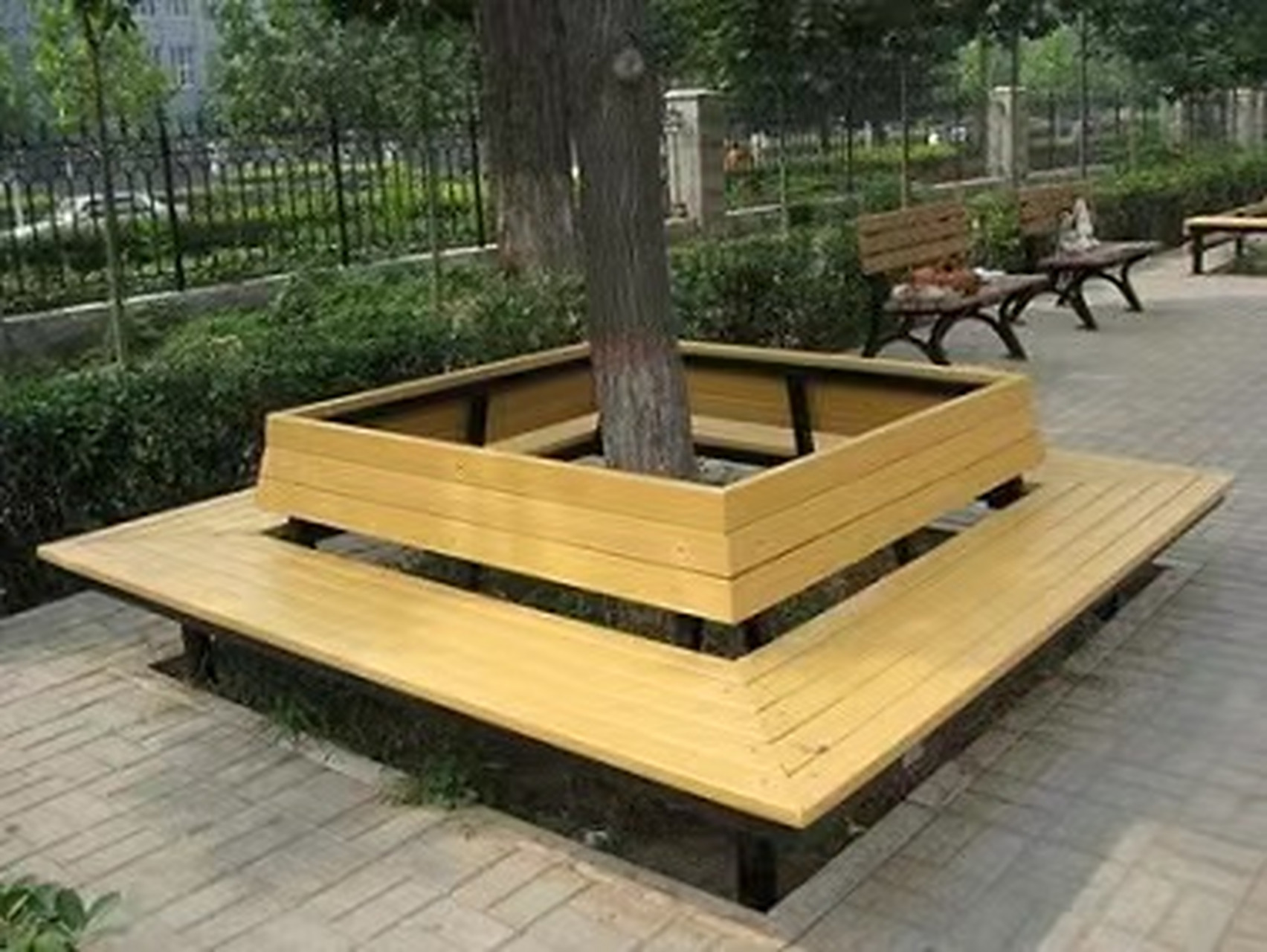 树围椅是一种户外座椅,通常安装在树木周围,围绕树干形成半圆形的座椅