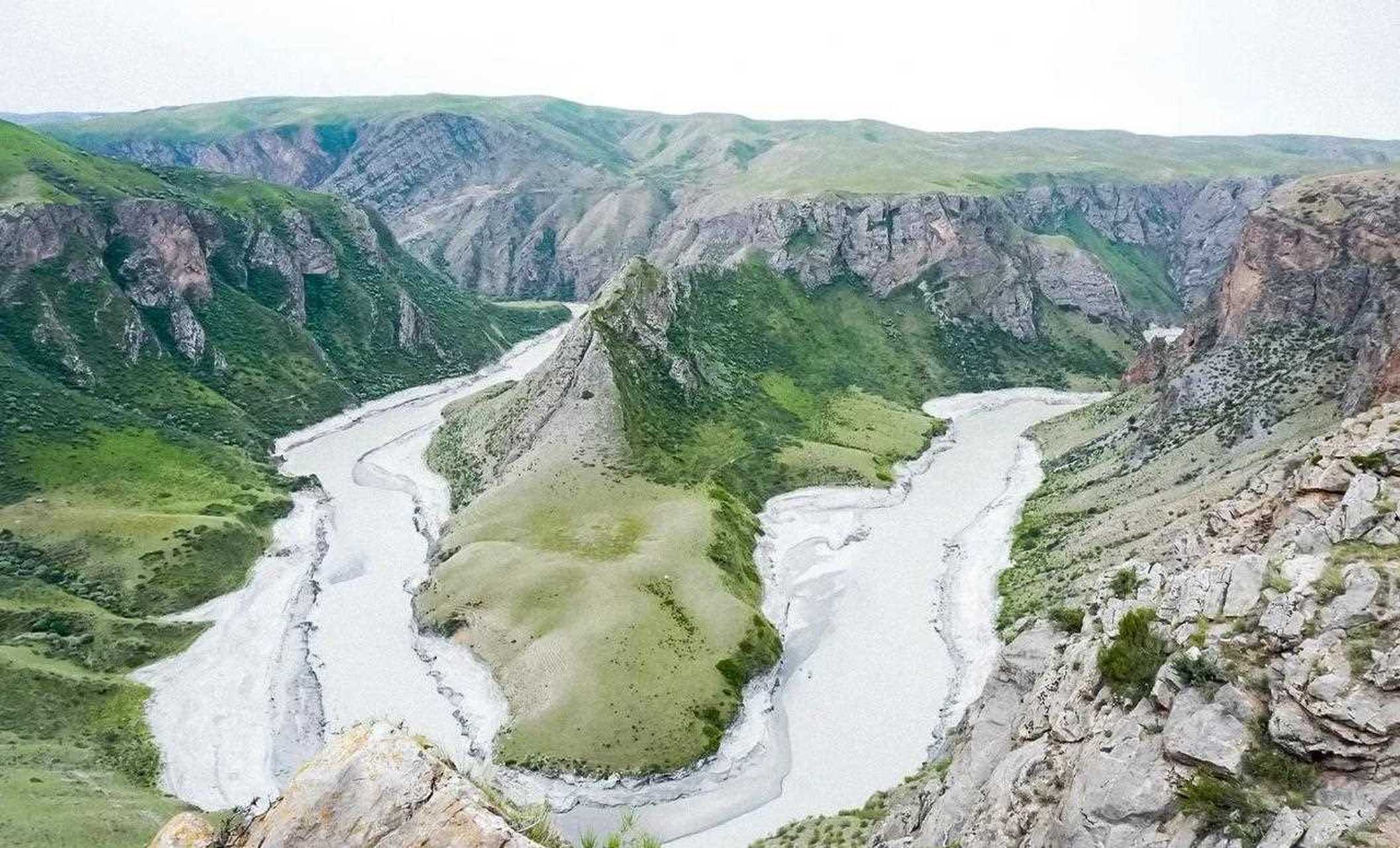 鳄鱼湾位于阔克苏大峡谷景区中部,因山体形似两只伏在谷底的鳄鱼而得