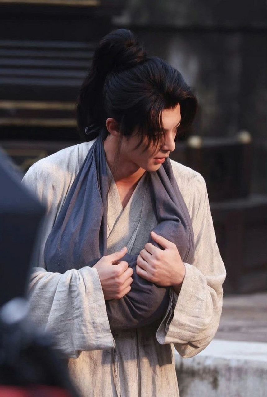 王鹤棣用脖子背包袱  王鹤棣《大奉打更人》路透来了!