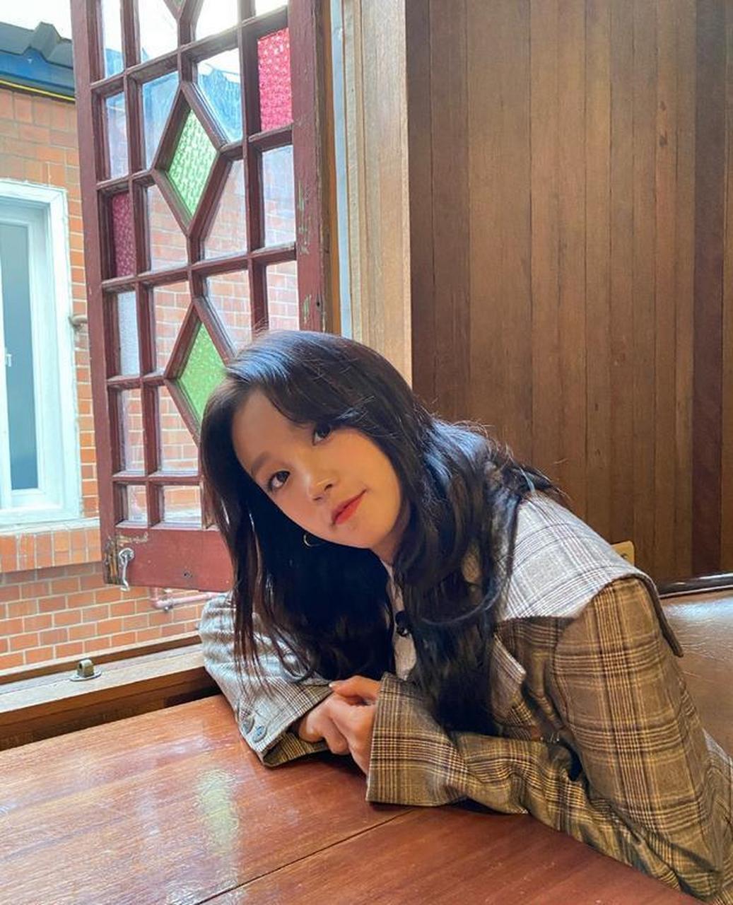 宋雨琦身穿格纹西装,甜酷养眼,个性十足