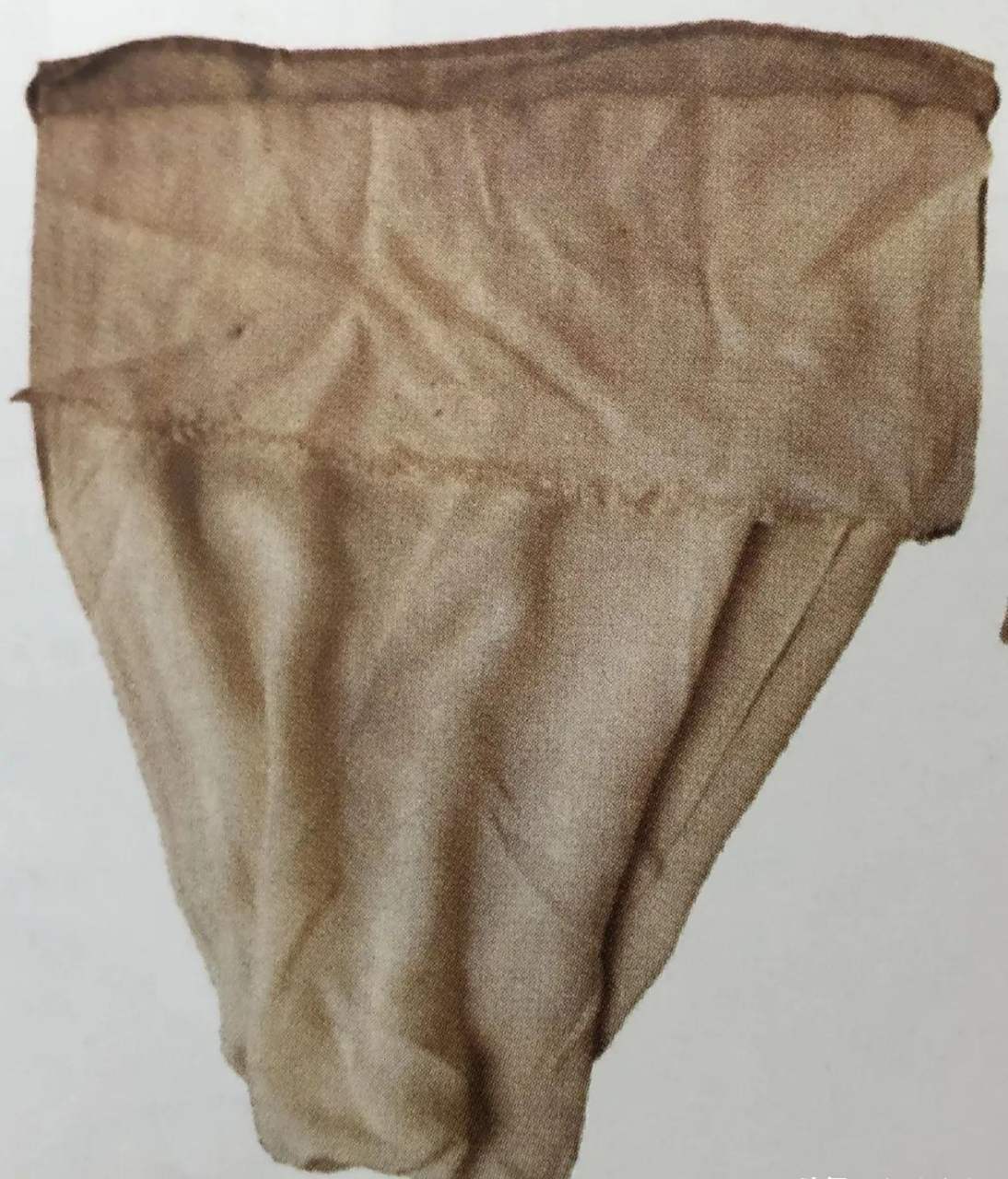 图中日军涉水时亮出"兜裆布"很是滑稽