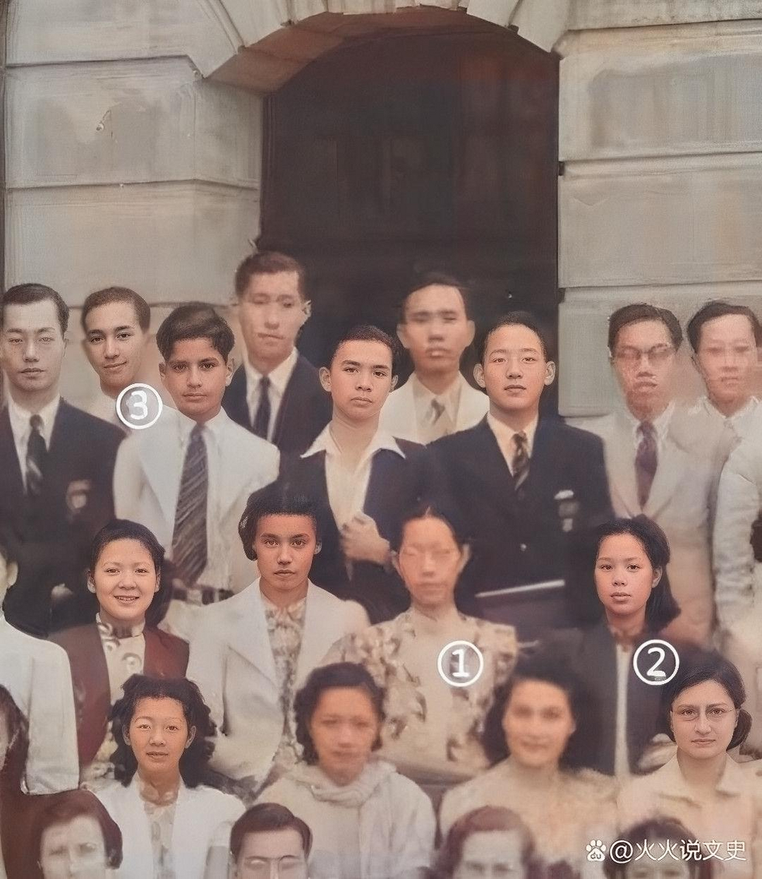 在这一系列照片中,图1是张爱玲,图3是何鸿燊!