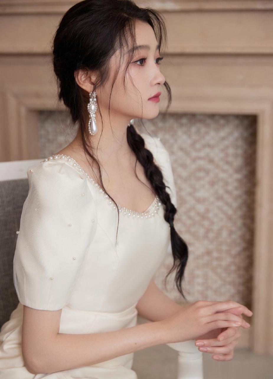 关晓彤珍珠耳饰  关晓彤白色连衣裙 清新甜美