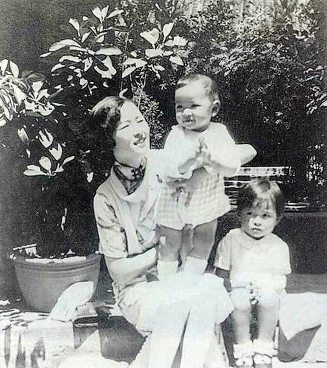 民国才女林徽因和儿子梁从诫,女儿梁再冰的幸福合影,照片中林徽因穿着