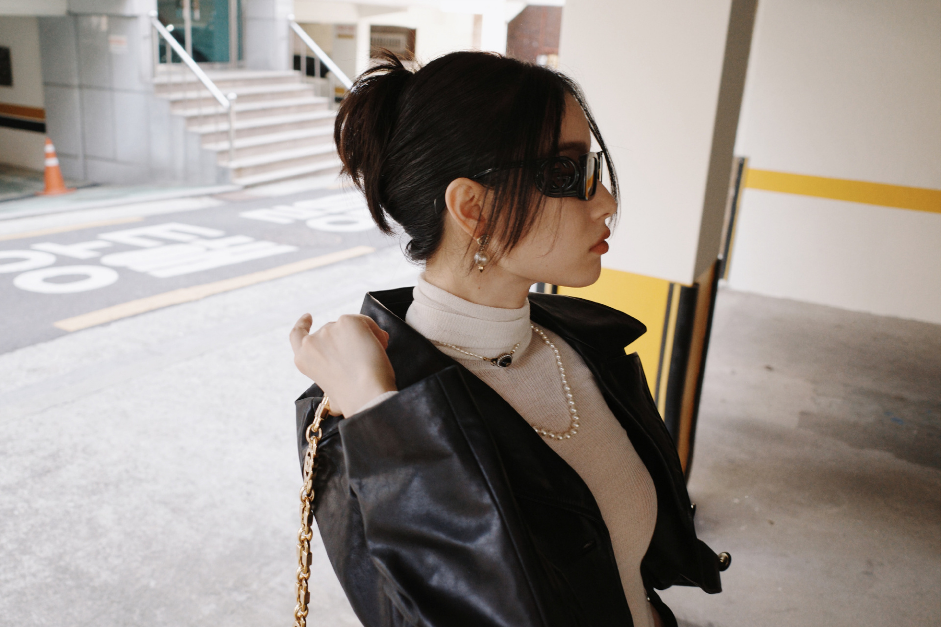 倪妮韩国首尔街拍,皮衣搭配皮质半身裙,举手投足间满满的高级感!