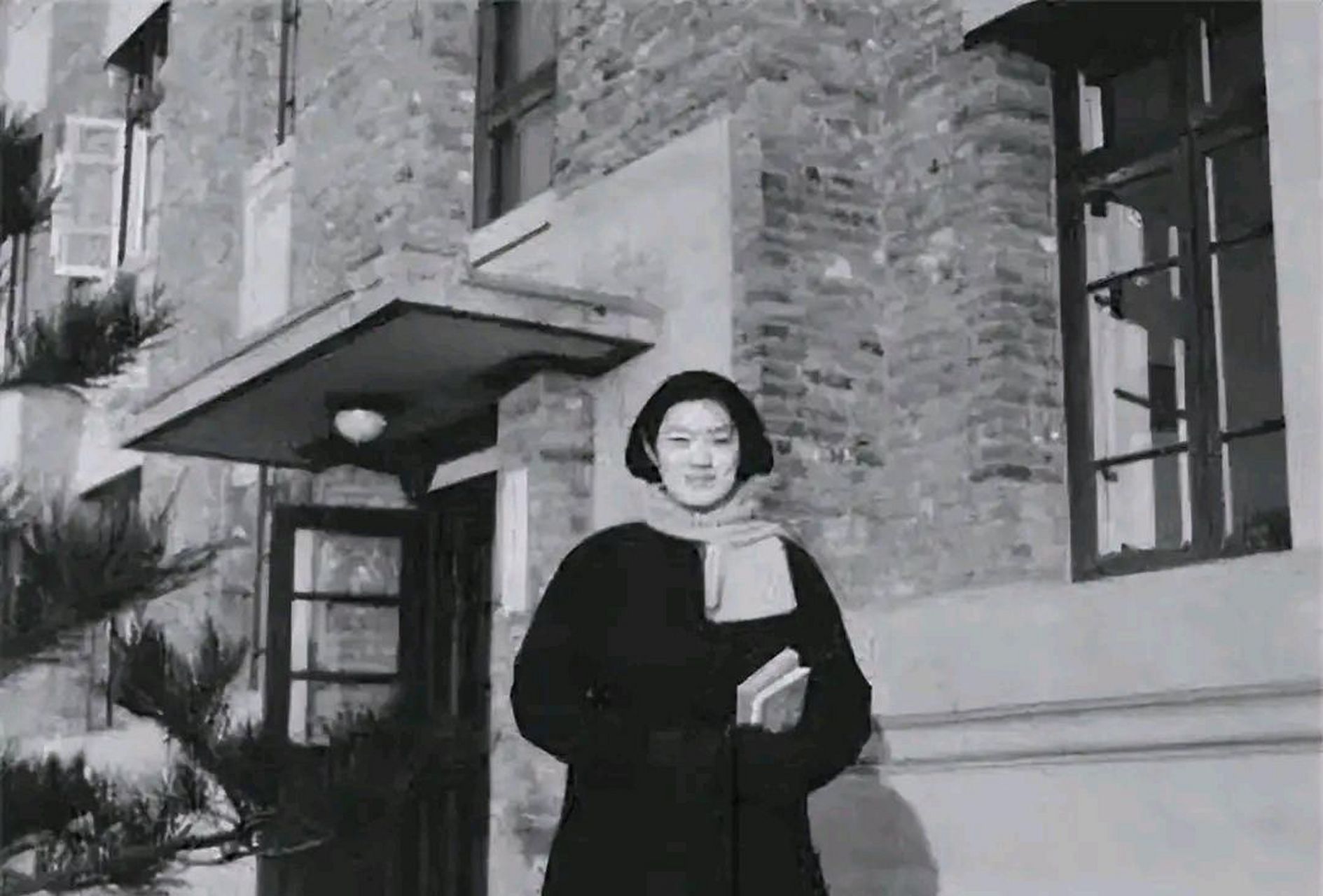 照片上是被誉为"延安第一美女"的吴光伟.