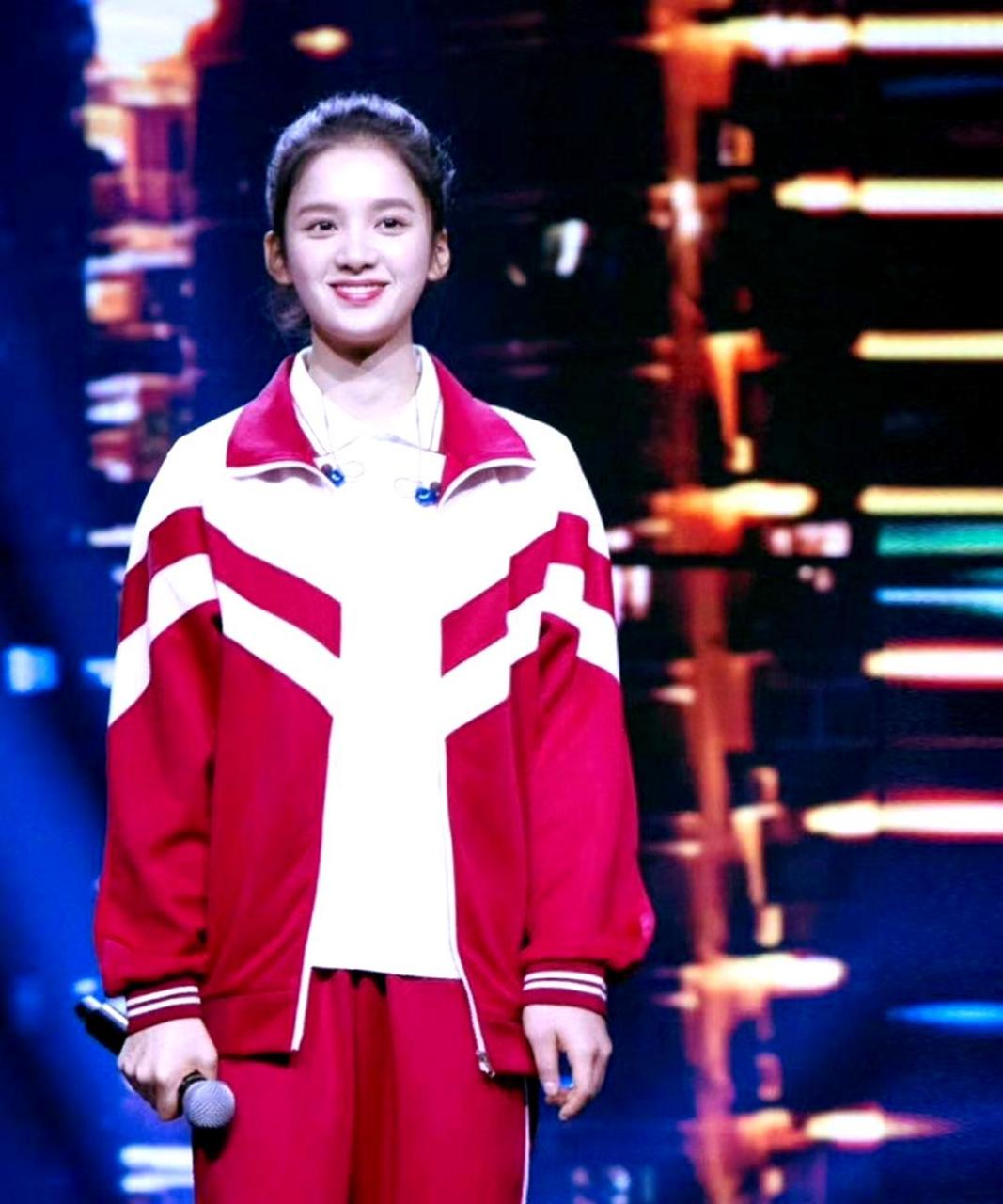 这位穿着不同寻常的校服的张婧仪,一定是校园里的美女吧!