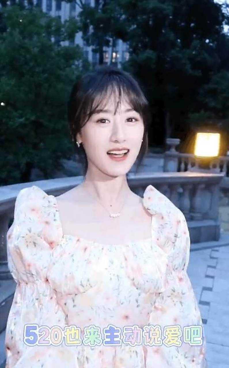 袁冰妍和鞠婧祎撞衫!一个甜美公主风,一个精致仙女范,更喜欢她