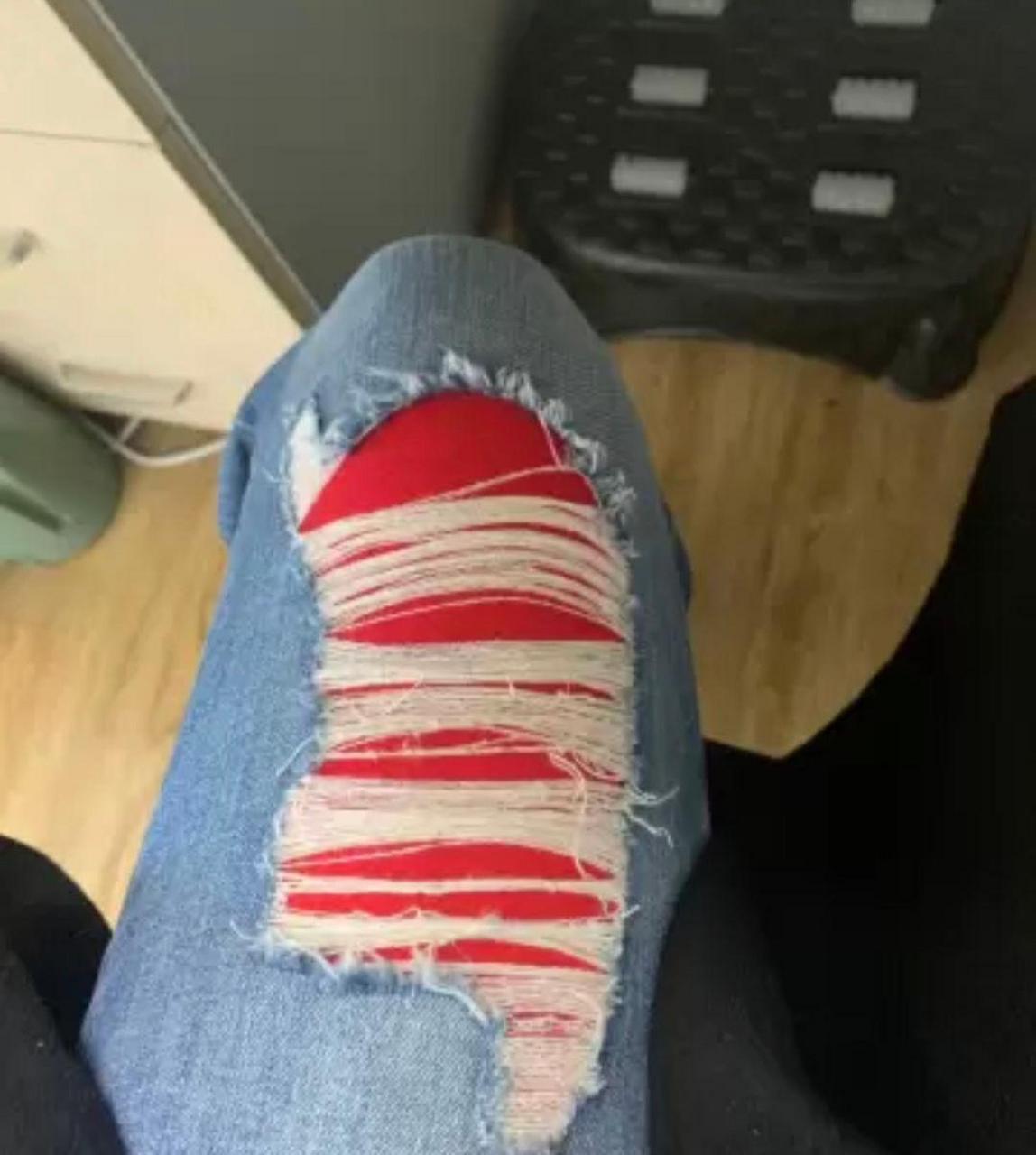 红秋裤搭配破洞牛仔裤,你是懂穿搭的!
