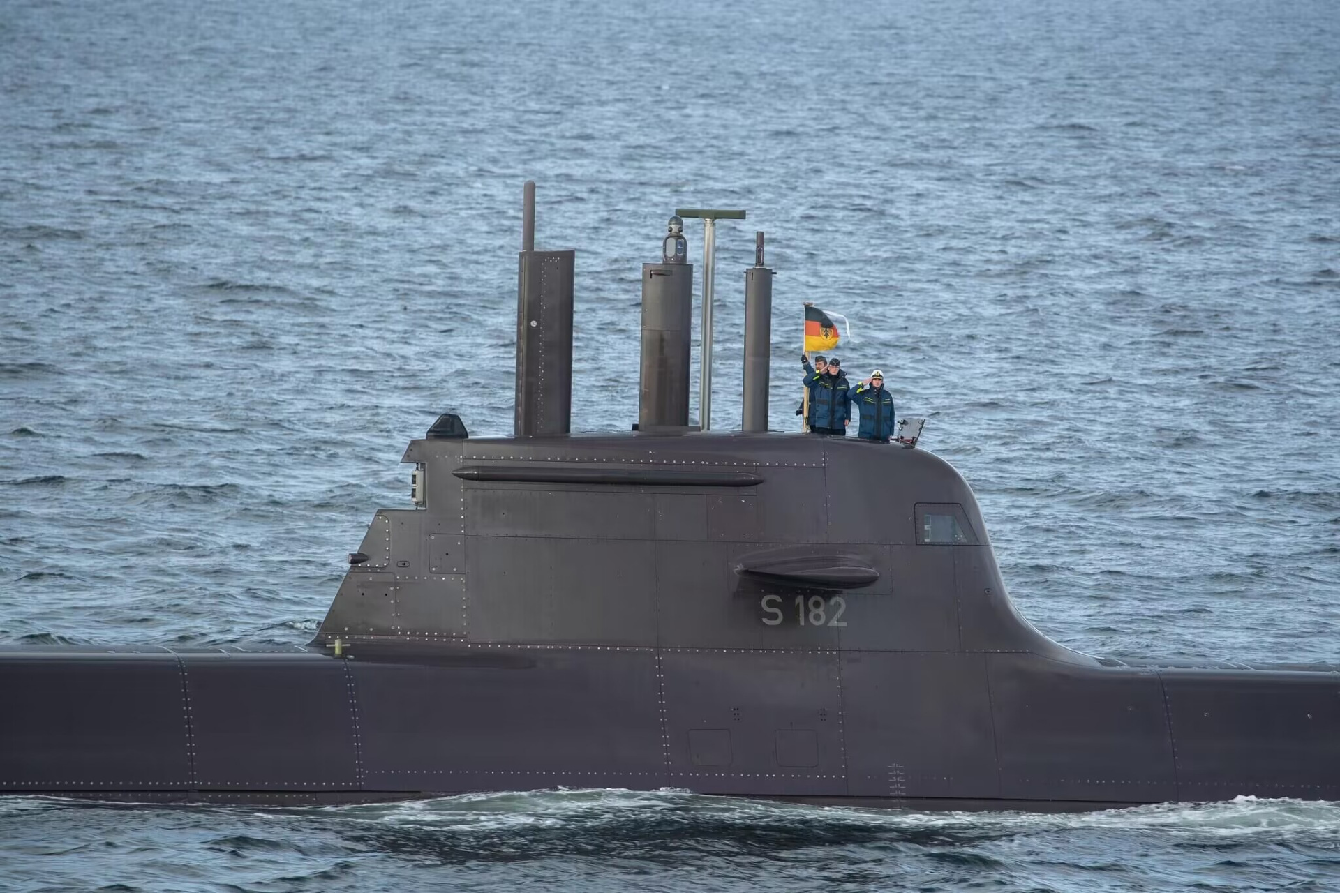 德国海军装备的212a常规潜艇,虽然这型潜艇排水量不大,不过外形设计真