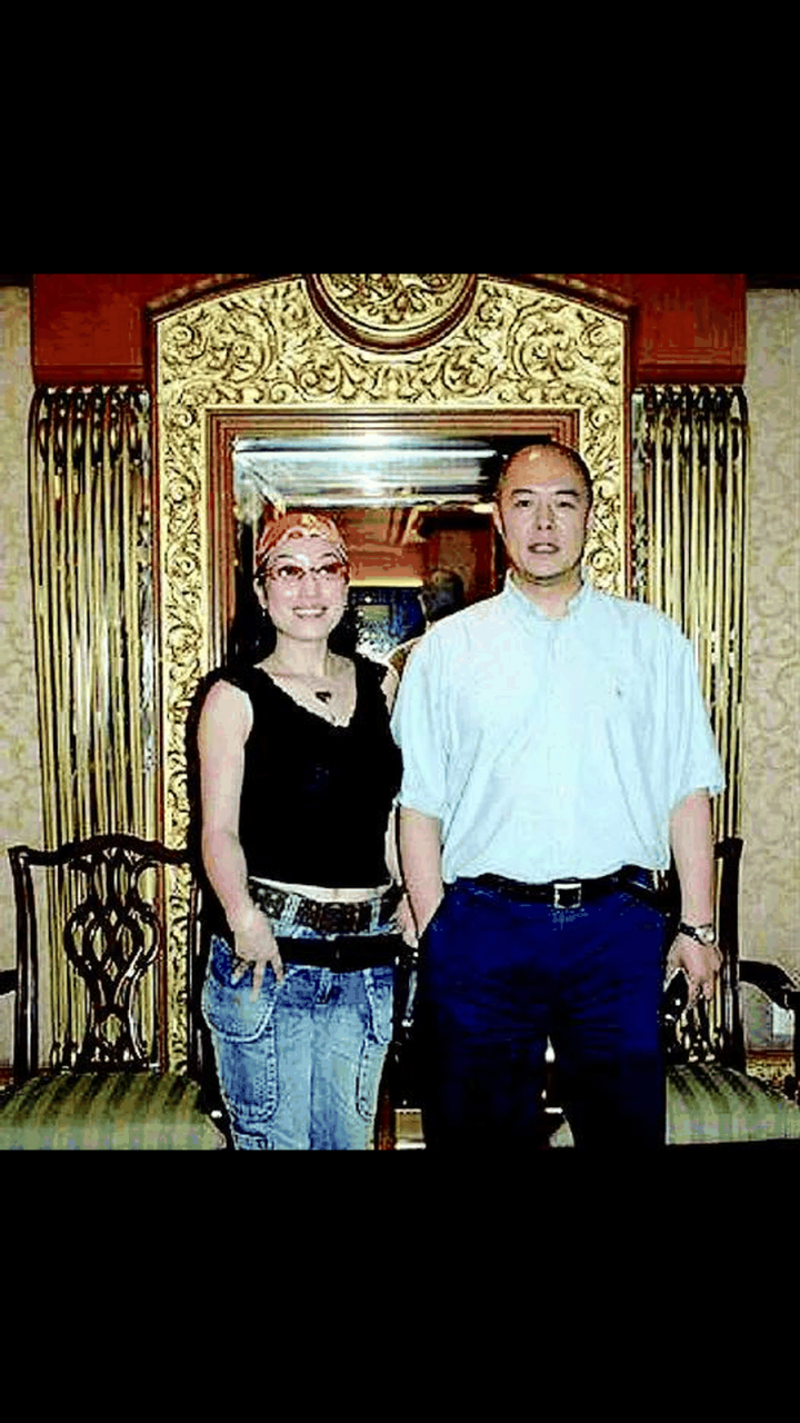 gif创作人 2003年,张铁林请女歌手周璇吃饭,饭后回到酒店房间内
