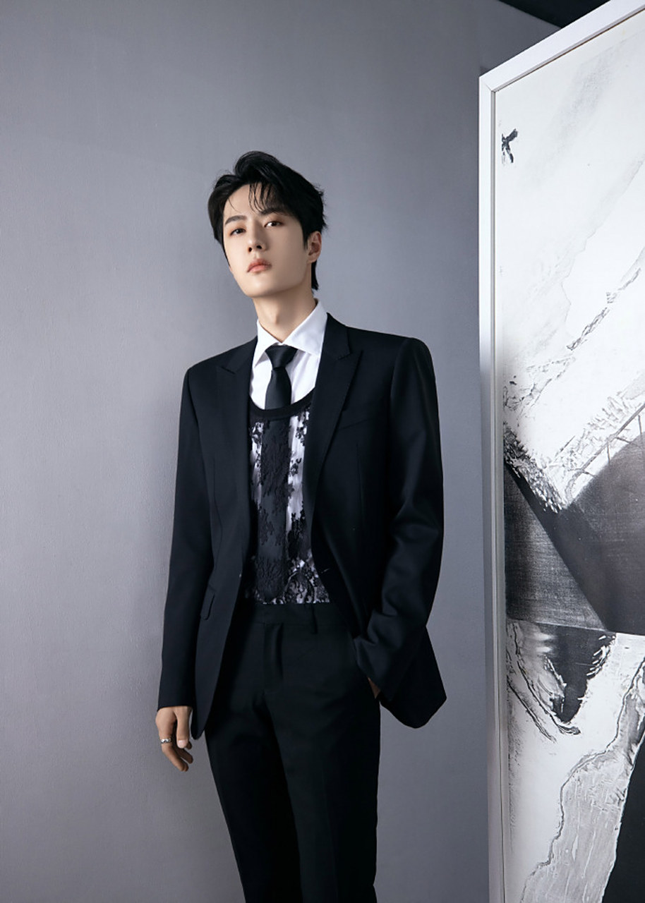 王一博西装造型,冷淡的帅气感,身材比例高挑 每一款穿搭,都都穿出自己