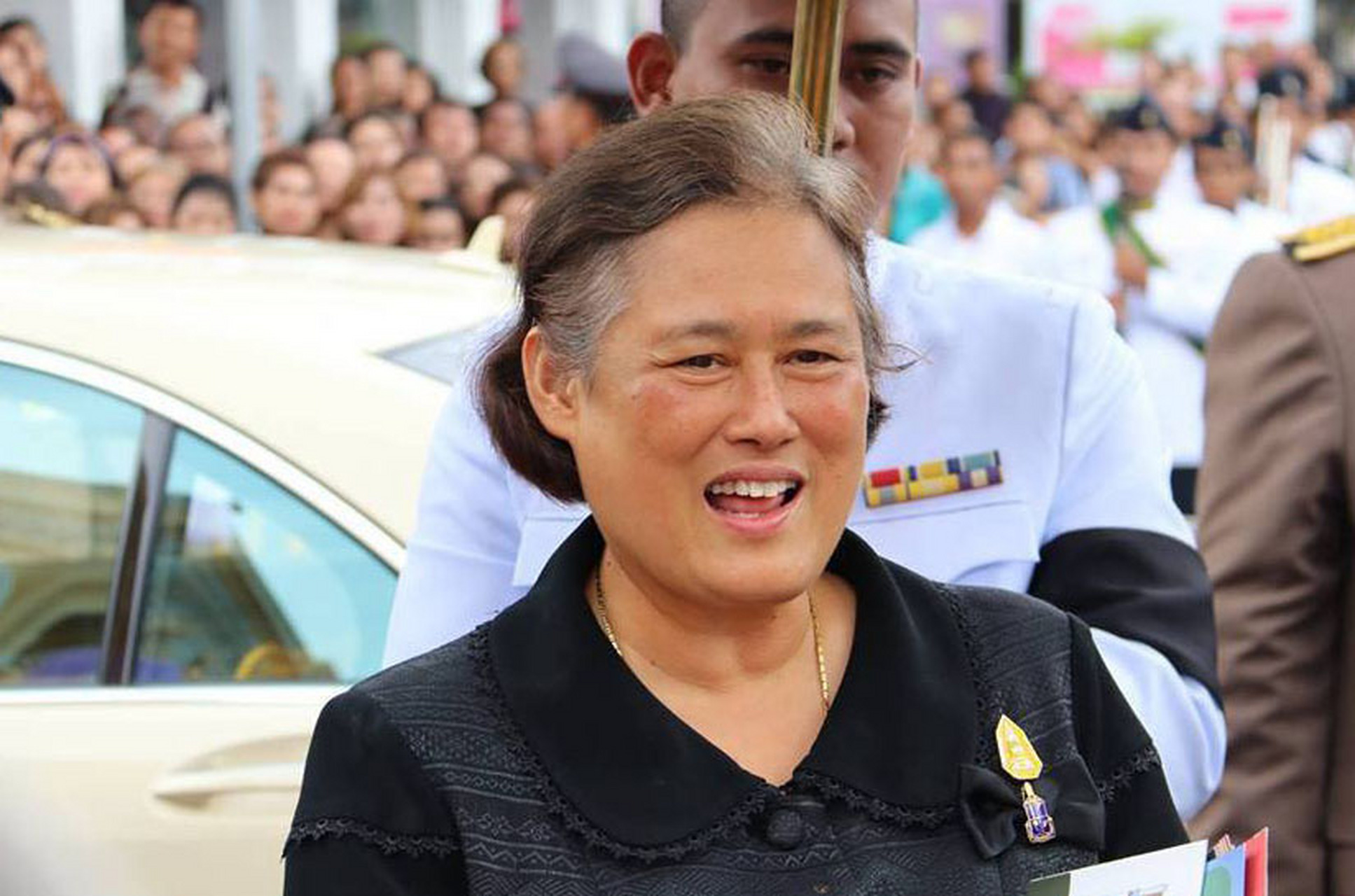 可是诗琳通公主服装简朴,不爱打扮自己,而这位外国女元首化妆了,衣着