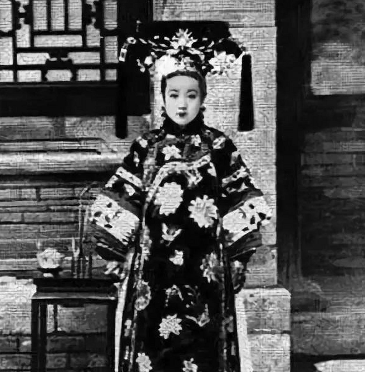 1894年,光绪为了珍妃在慈禧面前跪了2个多小时,苦苦哀求,慈禧却下令让