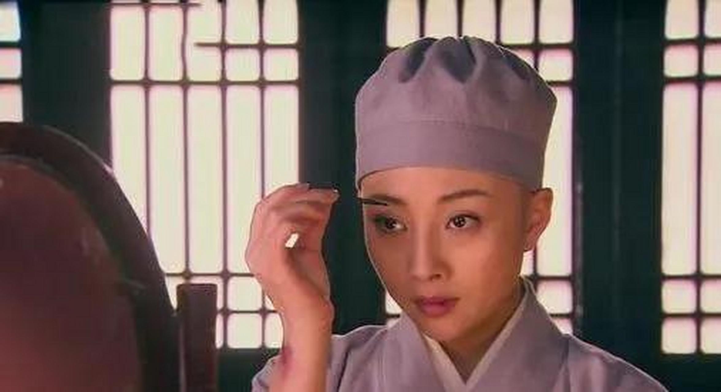 明朝末年,杭州尼姑庵的主持出去化缘,留下小尼姑守庵.