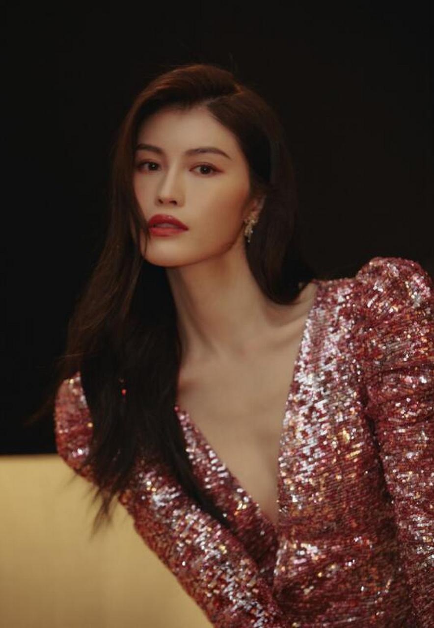 何穗,超模的身材,超高的颜值.