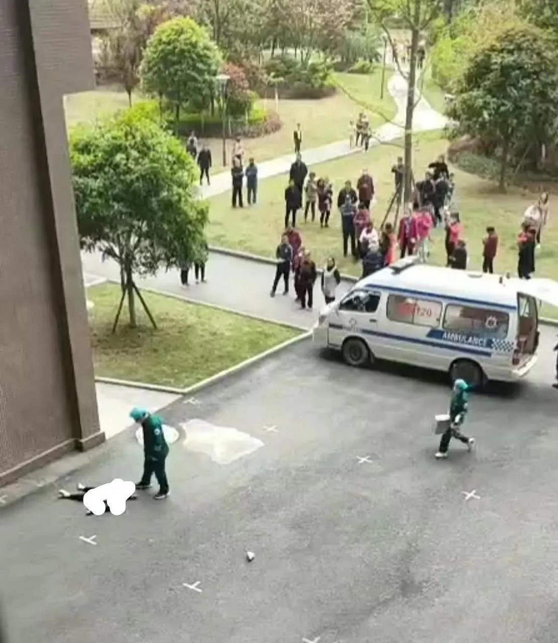 近日网上都在报道"陕西一官员坠楼身亡 官方:工伤意外".