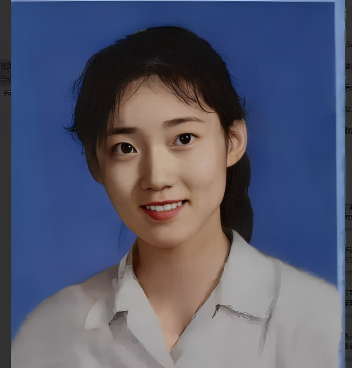 在甘肃电视台工作的李修平年轻貌美,温婉魅力四射,引人注目.