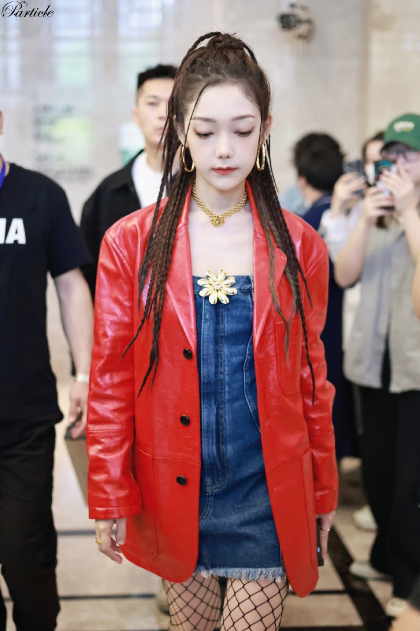 希林娜依高今日上班路透红色皮衣外套,满头先辫子牛仔裙 渔网打底摇滚