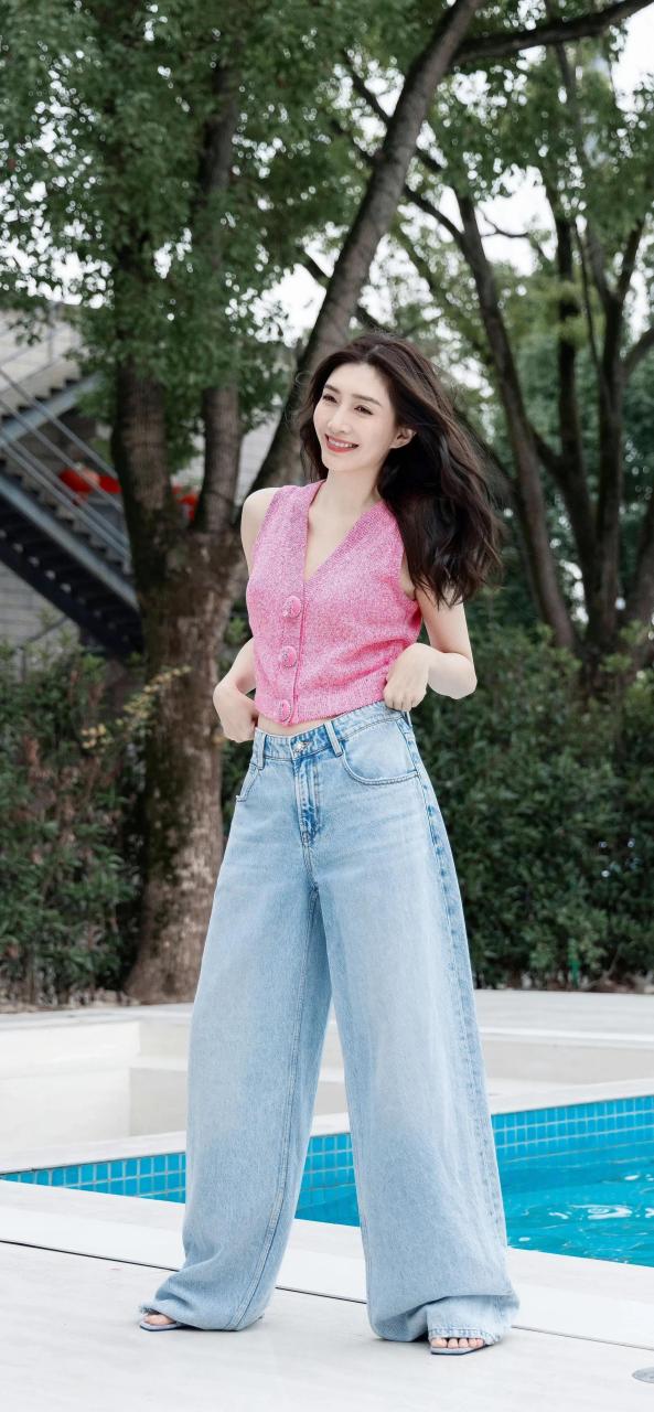 江疏影高清壁纸,粉红色背心搭配牛仔裤的穿搭显得漂亮清新#江疏影