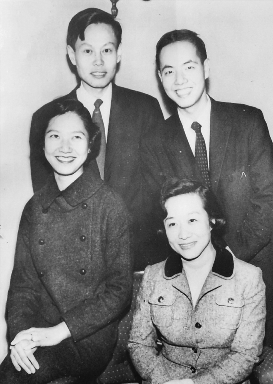 照片拍摄于1957年12月,杨振宁与李政道一起携夫人合影!