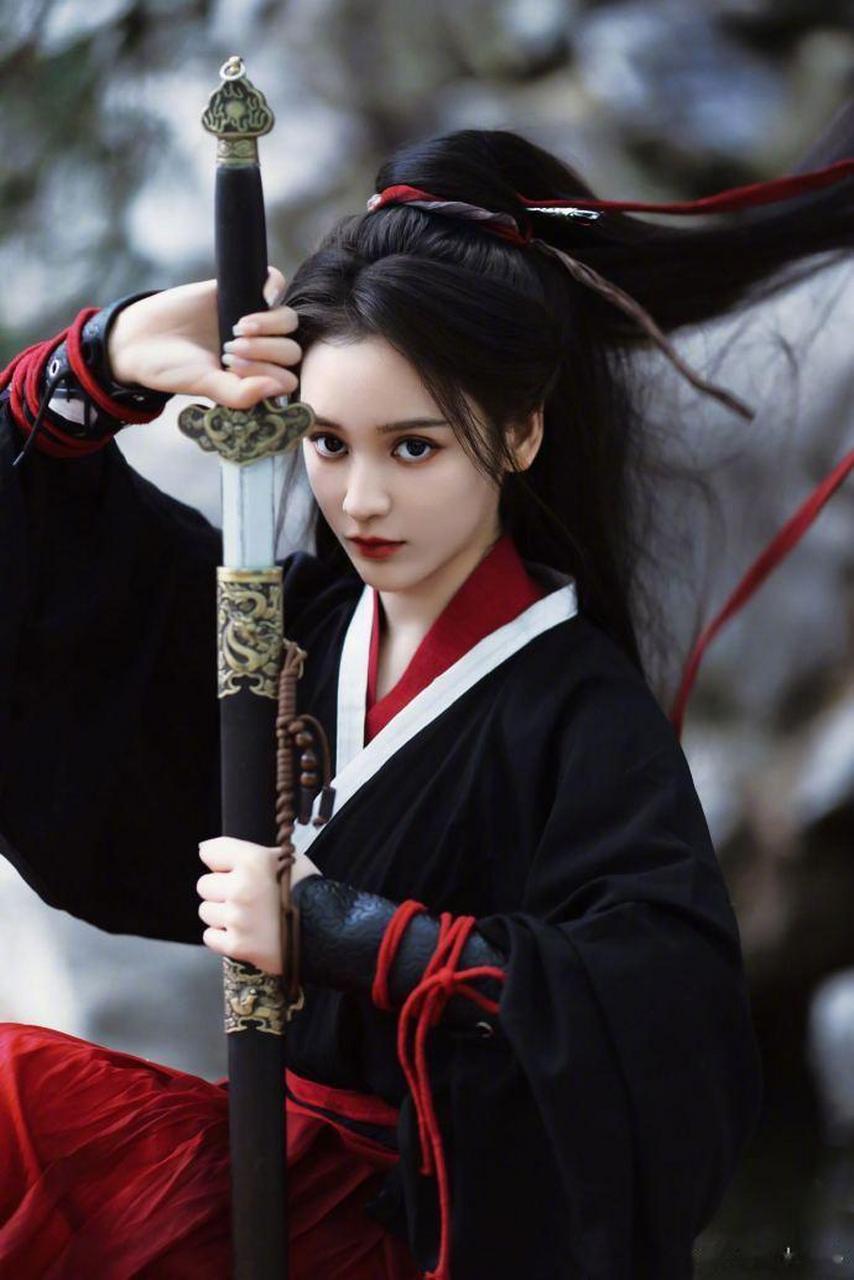 《长月烬明》中姒婴扮演者王一菲最新古风写真!