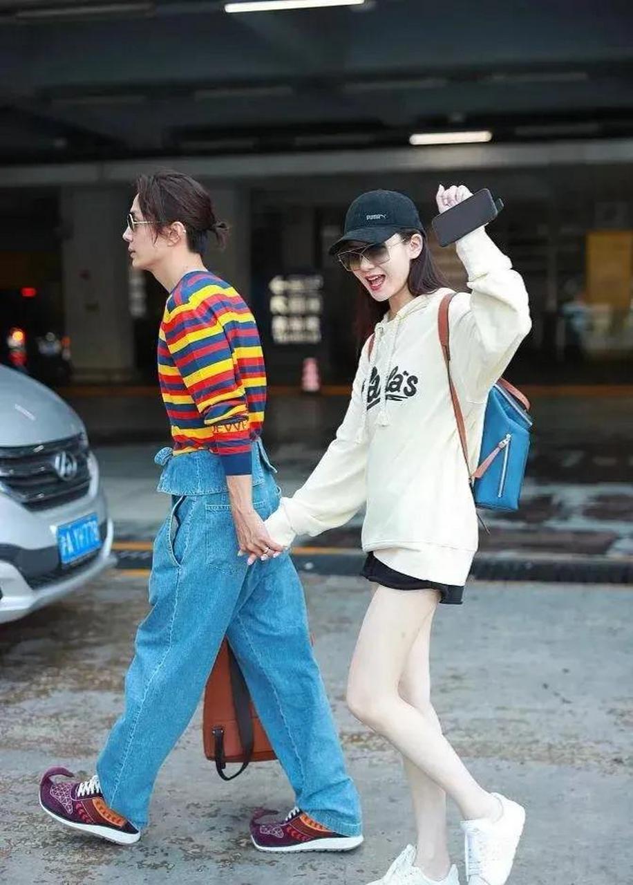 李承铉脚上穿着的这双运动鞋是民族风的印花图案,鞋尖撬起来的"羊角"