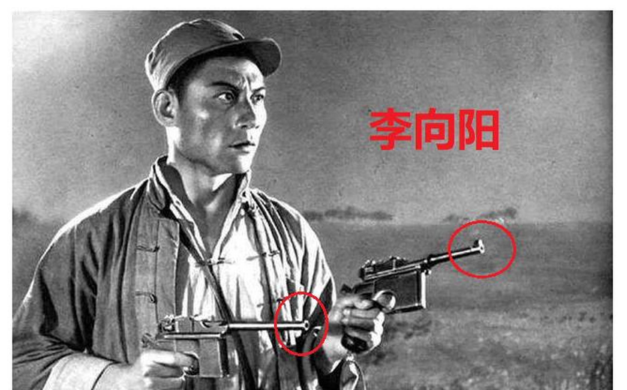 电影《平原游击队》中的李向阳,这个手持双枪的动作成了很多人小时候