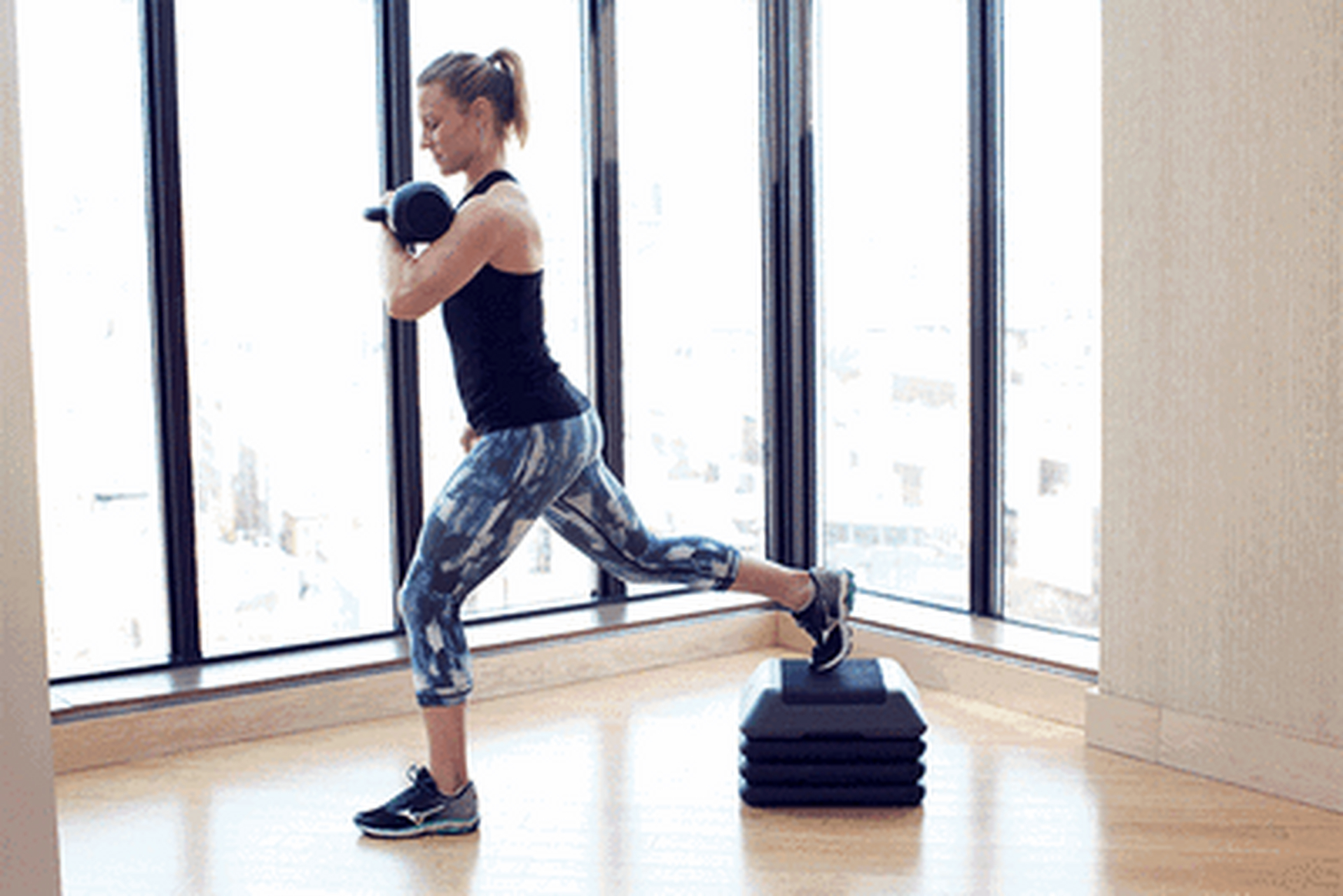 如何做一个标准的保加利亚分腿蹲: 准备姿势:身体笔直站立,抬头挺胸