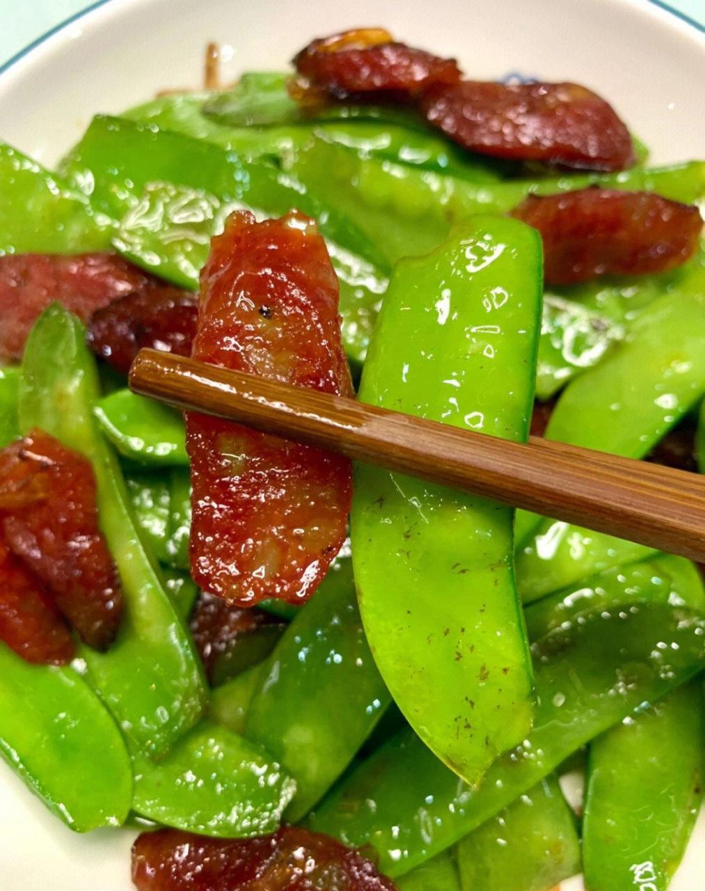 荷兰豆清脆爽口,腊肠很香6015快学起来～ 食材:腊肠,荷兰豆 做法