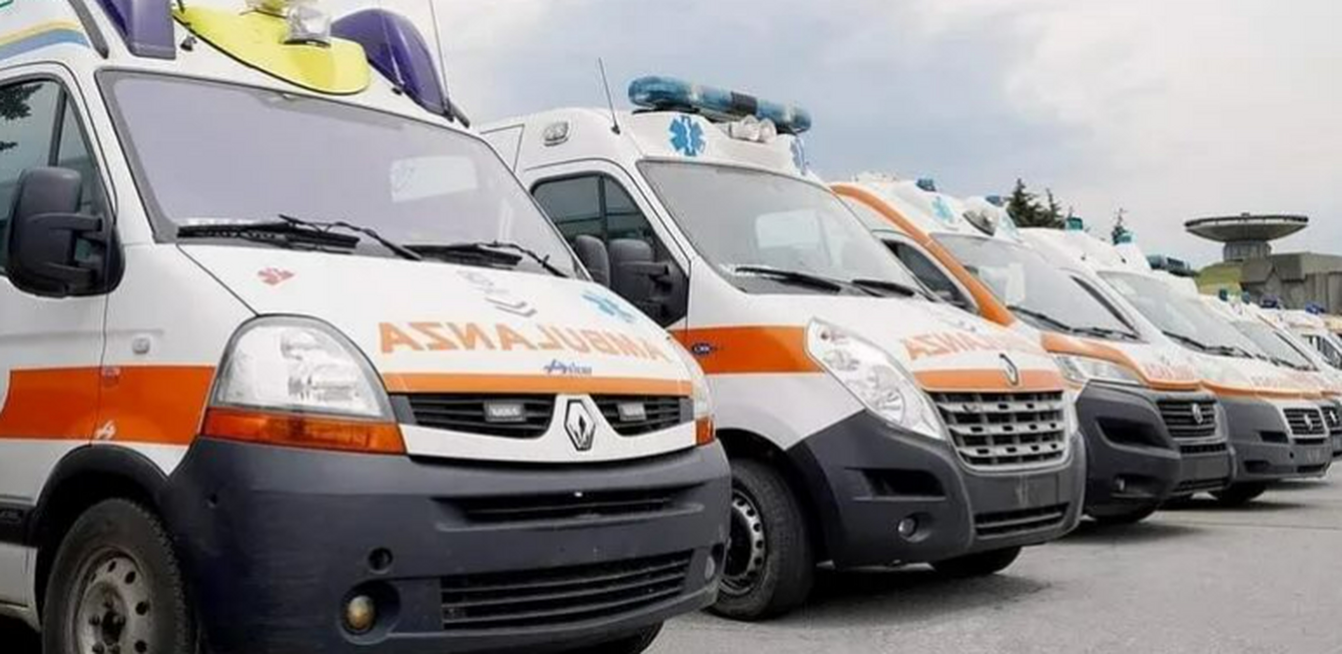 乌克兰钢铁前线联盟向军方捐赠了30辆救护车 #军情集结号