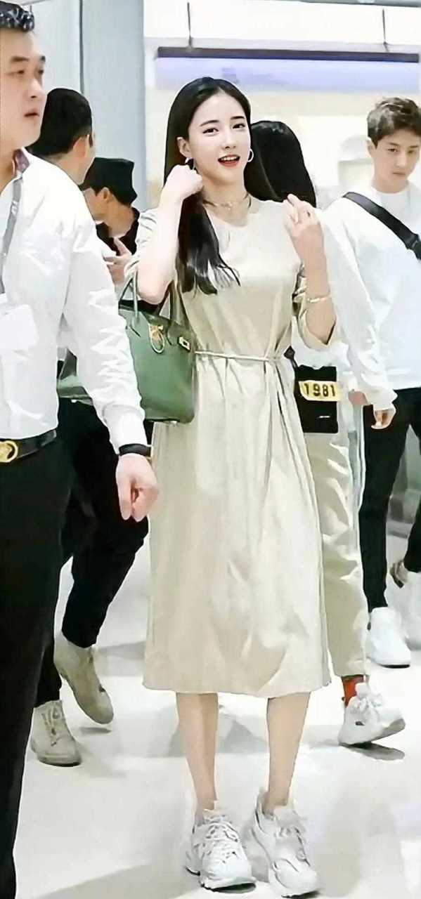 艾比和潘南奎的脸型差不多,但是艾比男的,潘南奎女的,艾比中国人,潘南