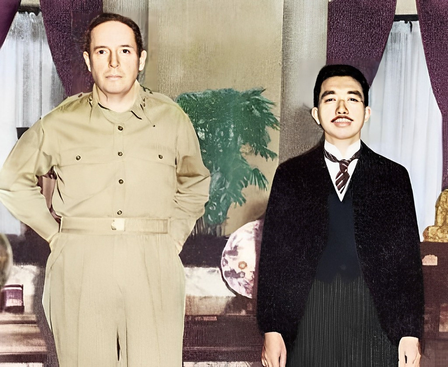 1945年9月27日,麦克阿瑟与日本裕仁天皇合影.