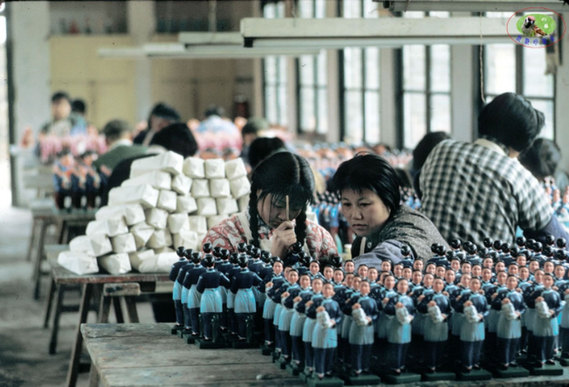 上世纪70年代的无锡市惠山泥人厂的工人们正在制作泥人.