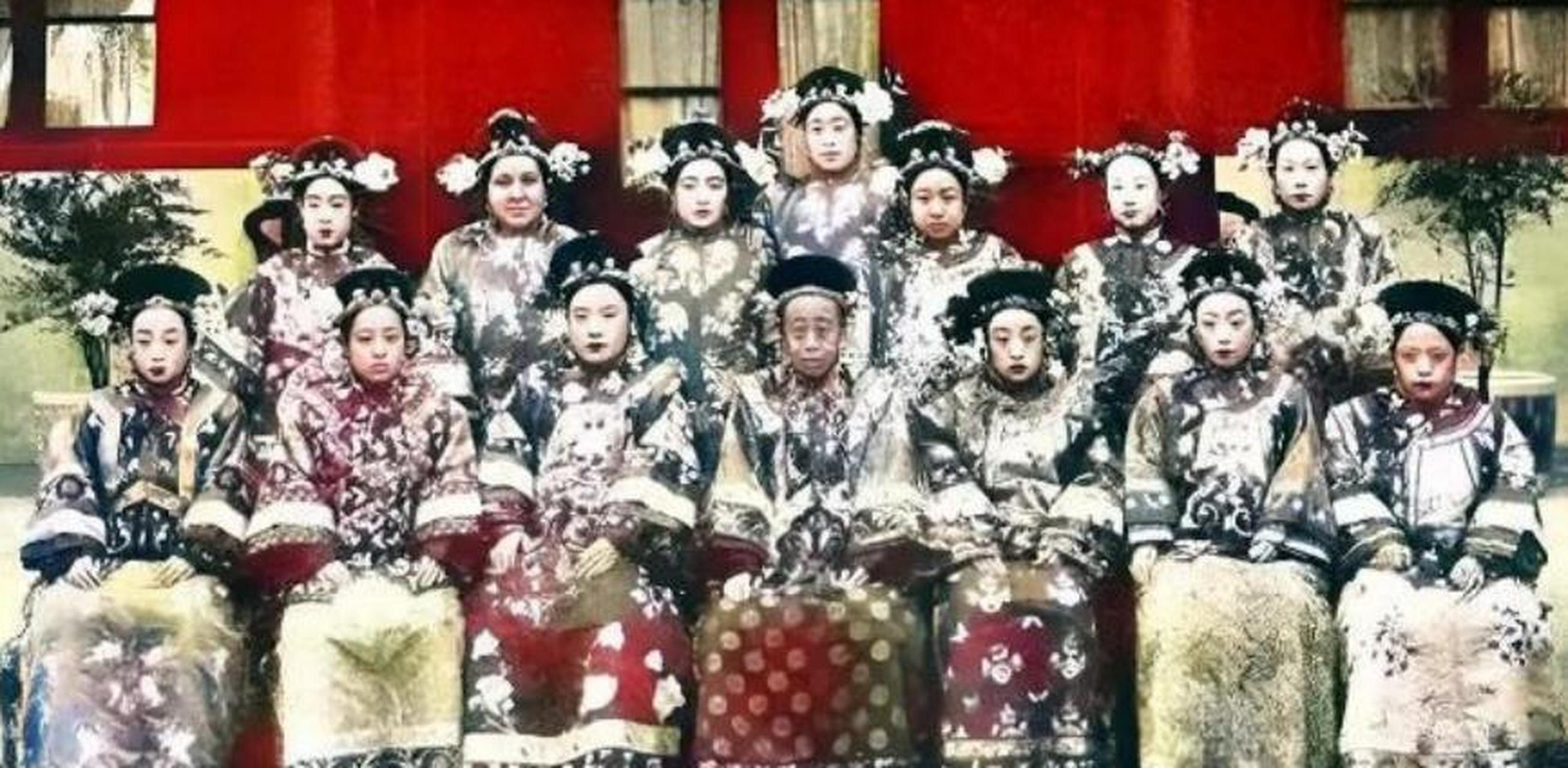 清朝妃子的真实照片,她们的服饰很华丽,但是模样真的很一般