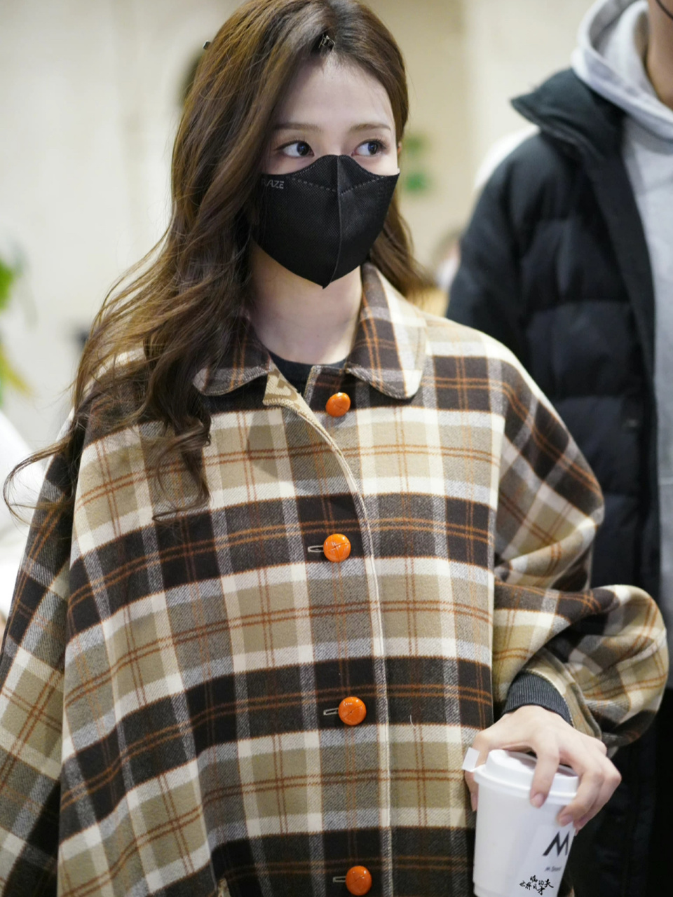 白鹿私服穿搭|简约不失好看 白鹿以爱为营上班照,双面格纹羊毛大衣