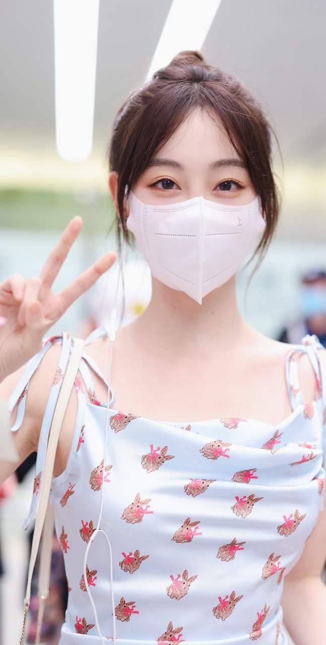 祝绪丹机场私照美美哒,圆头发搭配碎花吊带裙,活力又甜美[嘘]